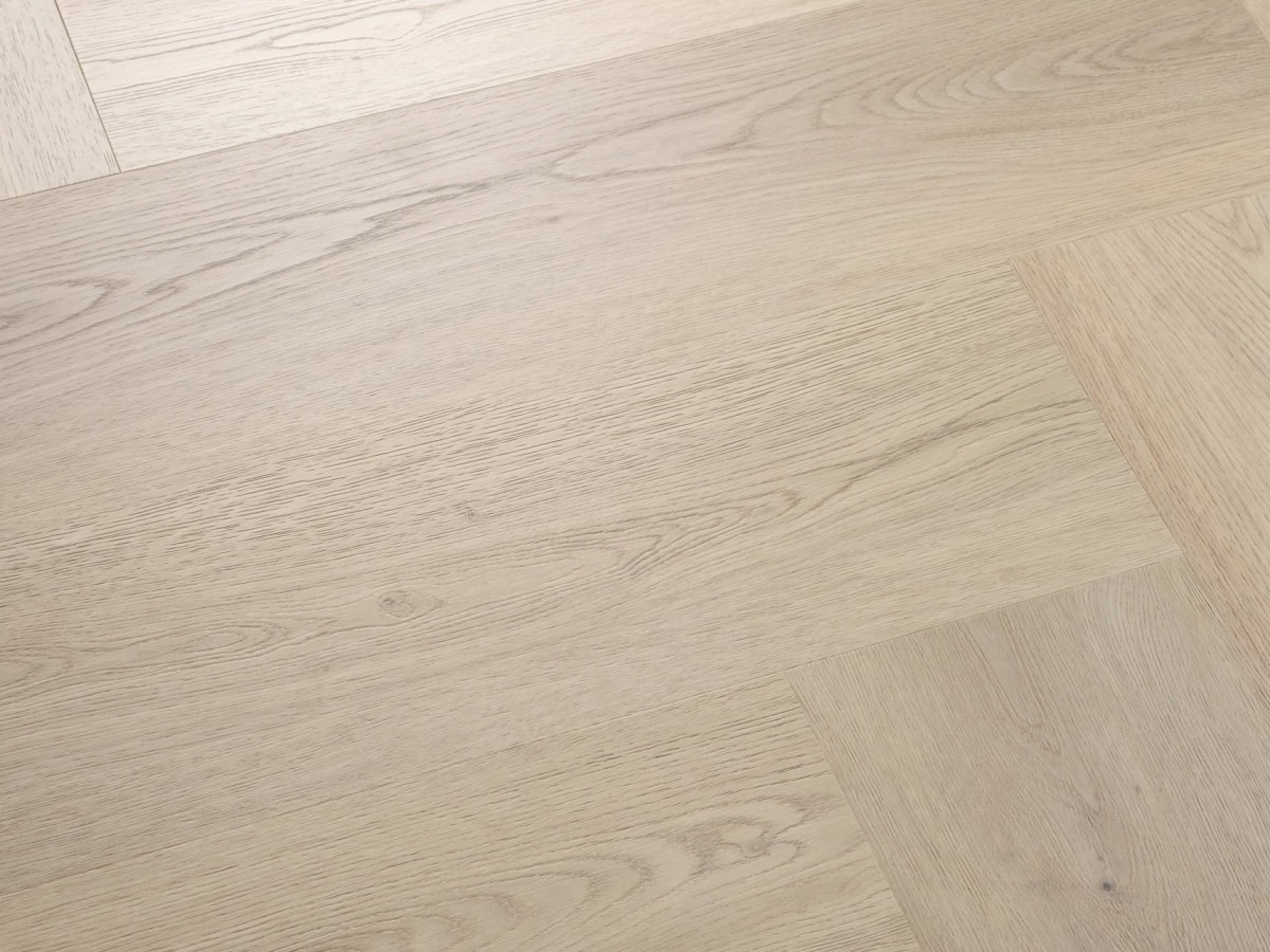 Vinylová podlaha COREtec Naturals WBE Herringbone Flora – ukázka detailu dekoru